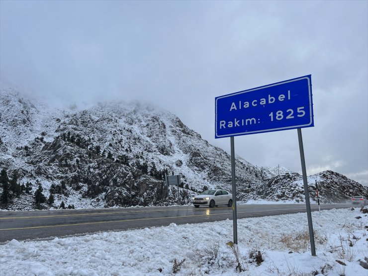 1825 metre rakımlı Alacabel'e mevsimin ilk karı yağdı