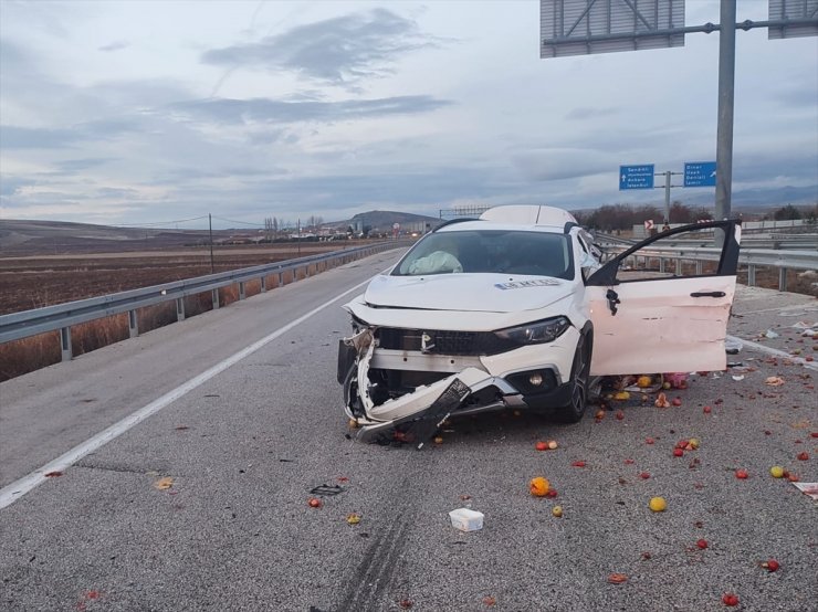 Afyonkarahisar'da otomobille tırın çarpıştığı kazada 1 kişi öldü, 2 kişi yaralandı