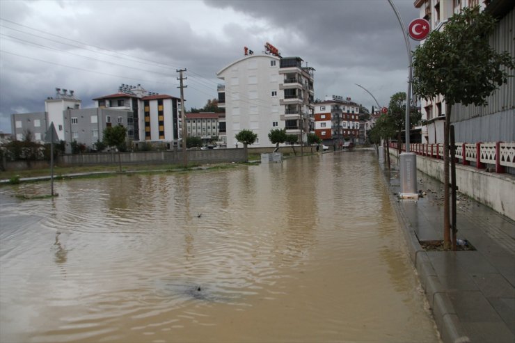 Antalya Serik'te sağanak hayatı olumsuz etkiledi