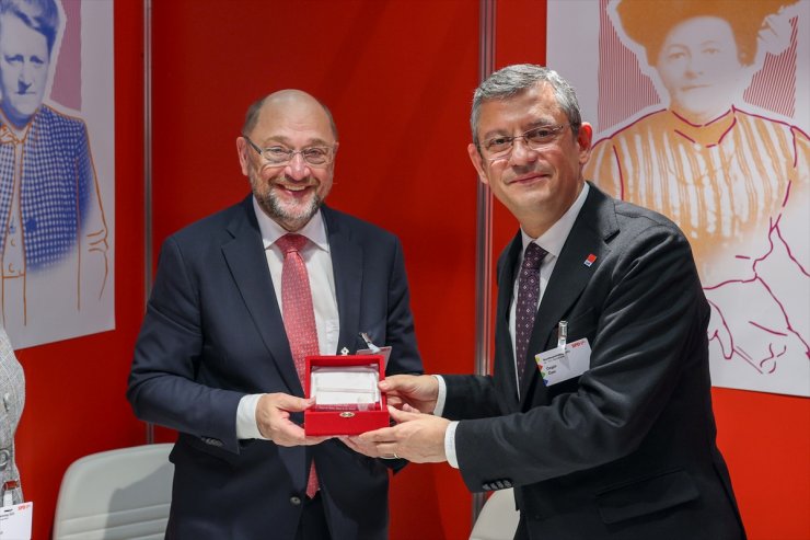 CHP Genel Başkanı Özel, Berlin’de eski Avrupa Parlamentosu Başkanı Schulz ile görüştü