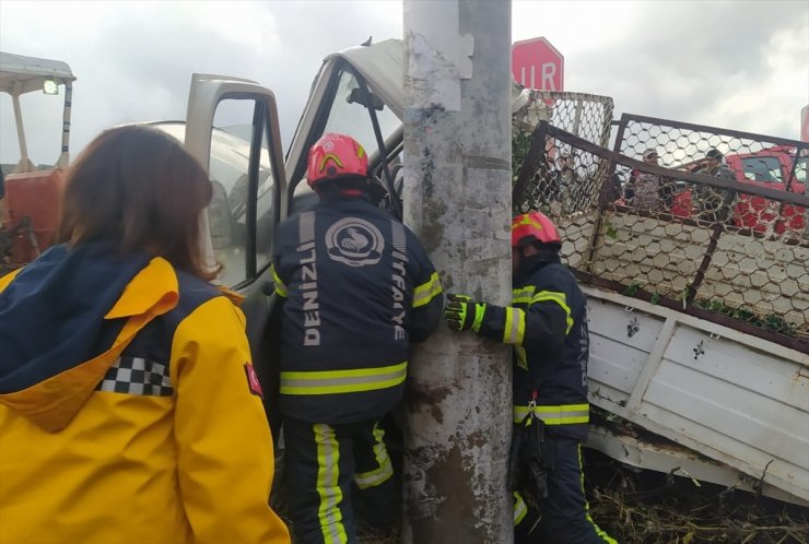 Denizli'de direğe çarpan kamyonetin sürücüsü öldü