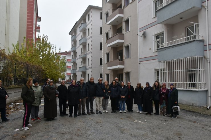 Malatya'da orta hasarlı binanın duvarını delen hırsızlar 10 daireyi soydu