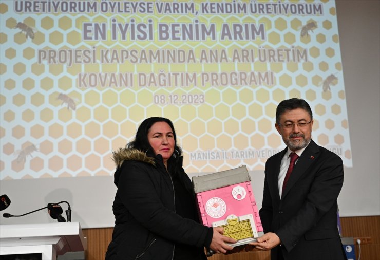 Tarım ve Orman Bakanı Yumaklı, Manisa'da arıcılara kovan dağıttı