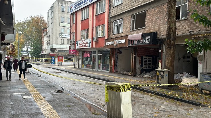 Adıyaman'da zemini kayan ağır hasarlı bina kontrollü şekilde yıkıldı