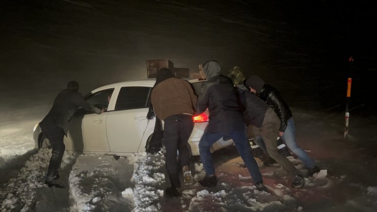 Kars ile Ağrı'da tırlar, kar ve tipi nedeniyle yolda kaldı