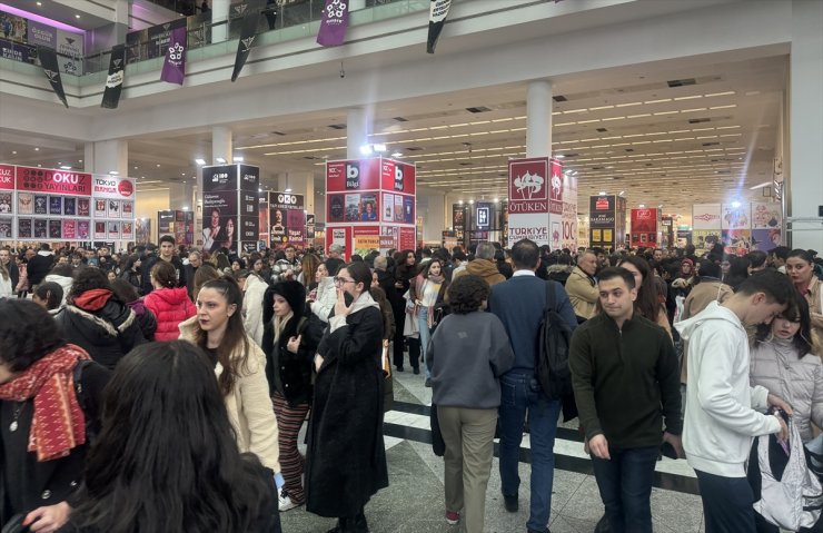 Başkentte yağışa rağmen 19. Ankara Kitap Fuarı'nda ziyaretçi yoğunluğu