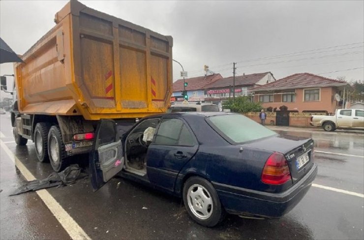 Düzce'de kamyona çarpan otomobilin sürücüsü ağır yaralandı