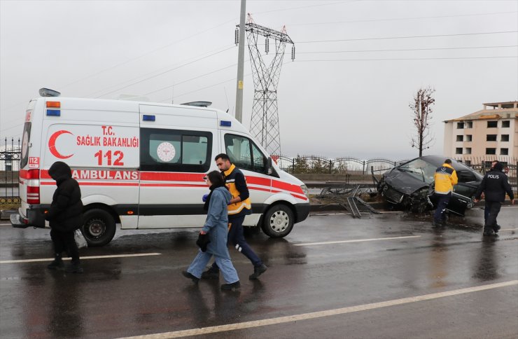 Erzurum'da bariyerlere çarpan otomobildeki 5 kişi yaralandı