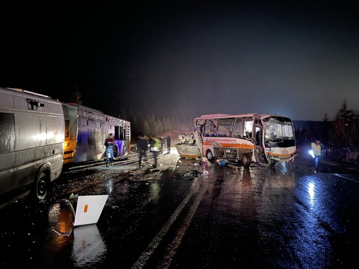 Eskişehir'de belediye otobüsü ve midibüsü ile karavan çarpıştı, 14 kişi yaralandı