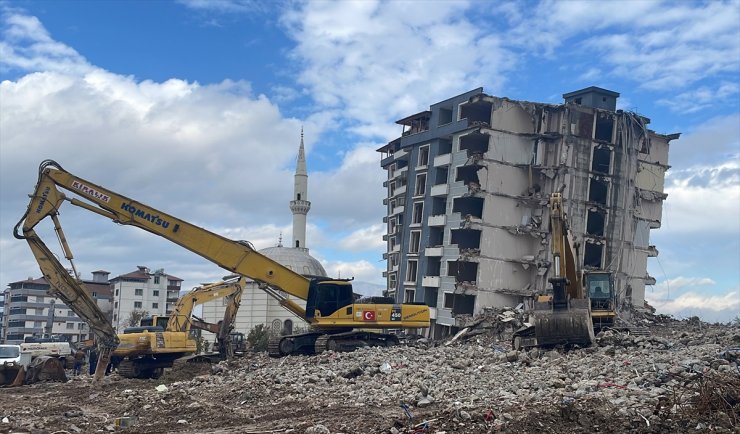 Hatay'da depremlerde ağır hasar alan 4 bina kontrollü yıkıldı