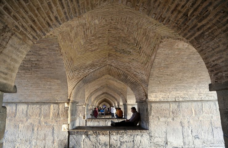 İsfahan'daki tarihi köprü akmayan nehre rağmen ziyaretçilerini ağırlamaya devam ediyor