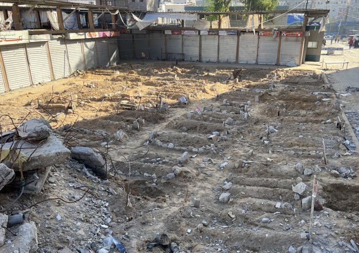 Gazze Şeridi'ndeki Cibaliya Mülteci Kampı'nda boş alanlar "toplu mezarlara" dönüştü