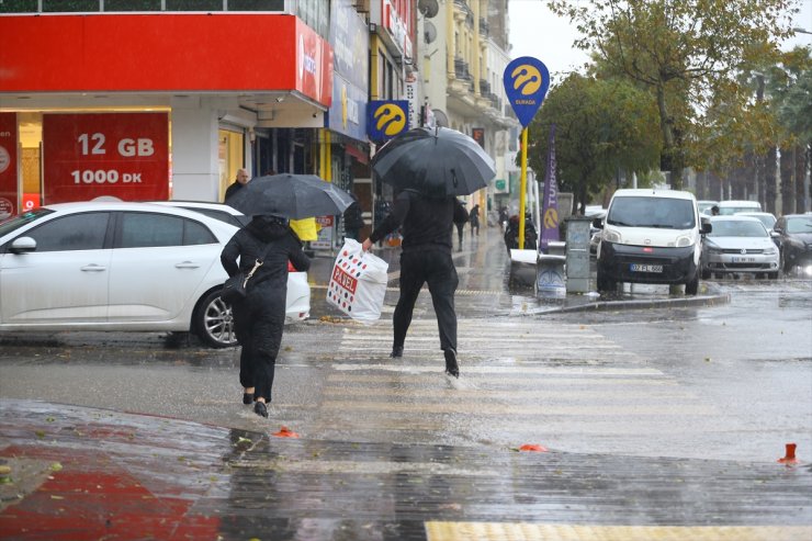 Kahramanmaraş'ta kuvvetli sağanak yaşamı olumsuz etkili oluyor