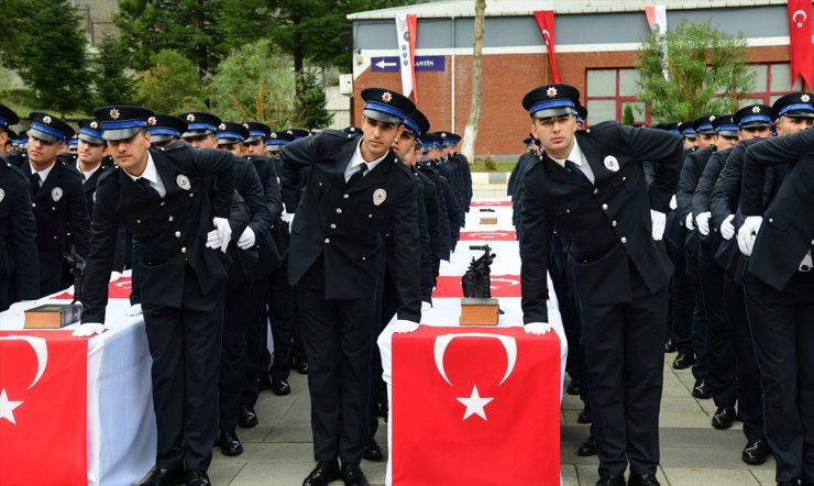 Karadeniz'de 3 ilde eğitimini tamamlayan 1212 polis adayı yemin etti