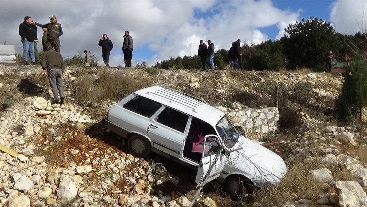 Mersin'de yoldan çıkan otomobildeki 2 kişi yaralandı