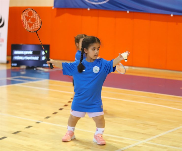 Para badmintoncu sporcular raketlerini milli forma için sallıyor