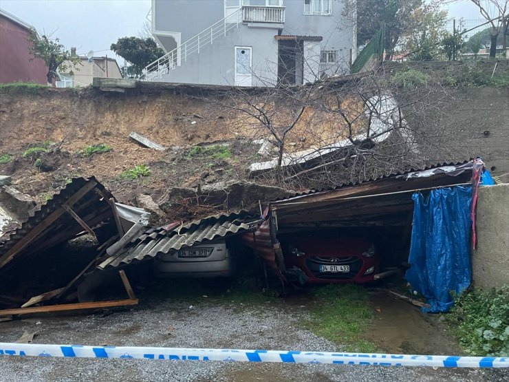 Sarıyer'de istinat duvarının çökmesi sonucu 4 araç zarar gördü