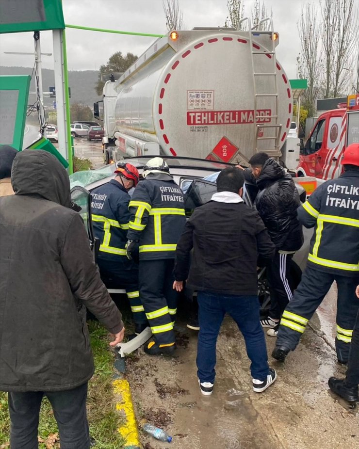 Yalova'da akaryakıt istasyonunun tabelasına çarpan otomobilin sürücüsü öldü