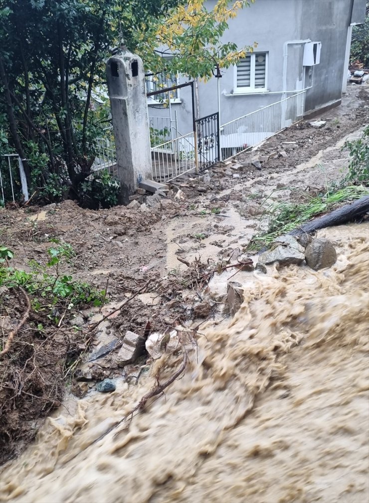 Yalova'da taşan dere nedeniyle bazı sokak ve evleri su bastı