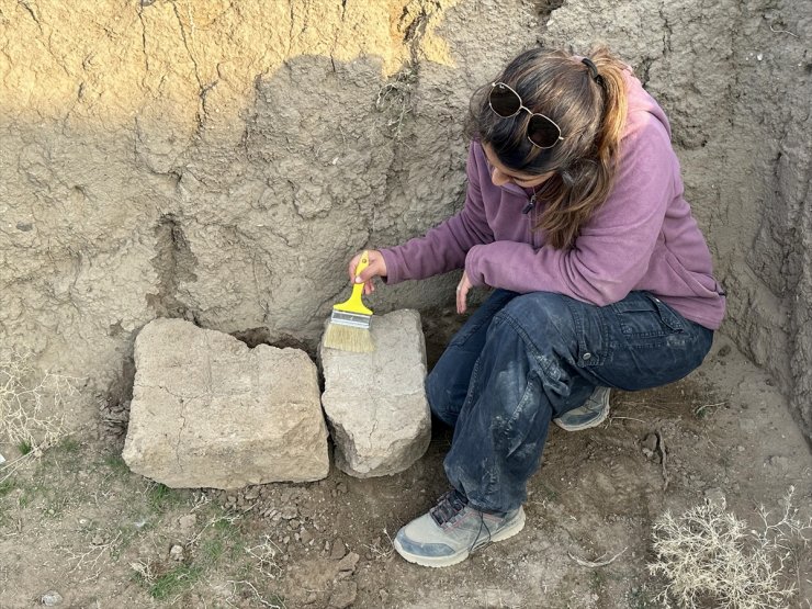 Zernaki Tepe kazılarında antik kentin krokisinin yer aldığı kerpiç parçaları bulundu