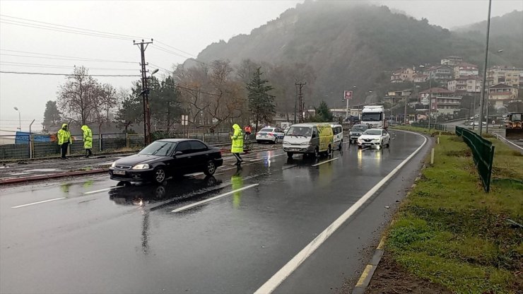 GÜNCELLEME - Heyelanda kapanan Zonguldak-Alaplı kara yolunda ulaşım tek şeritten çift yönlü sağlanmaya başladı