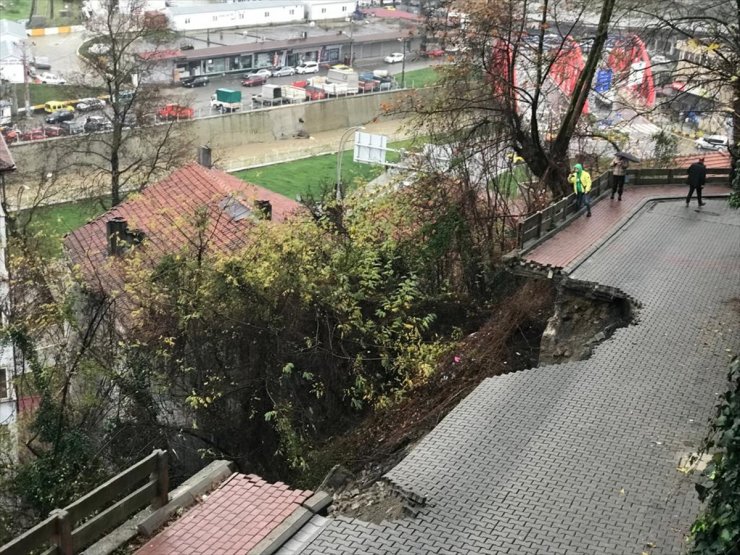 GÜNCELLEME - Zonguldak'ta heyelanda bir bölümü çöken yol trafiğe kapatıldı