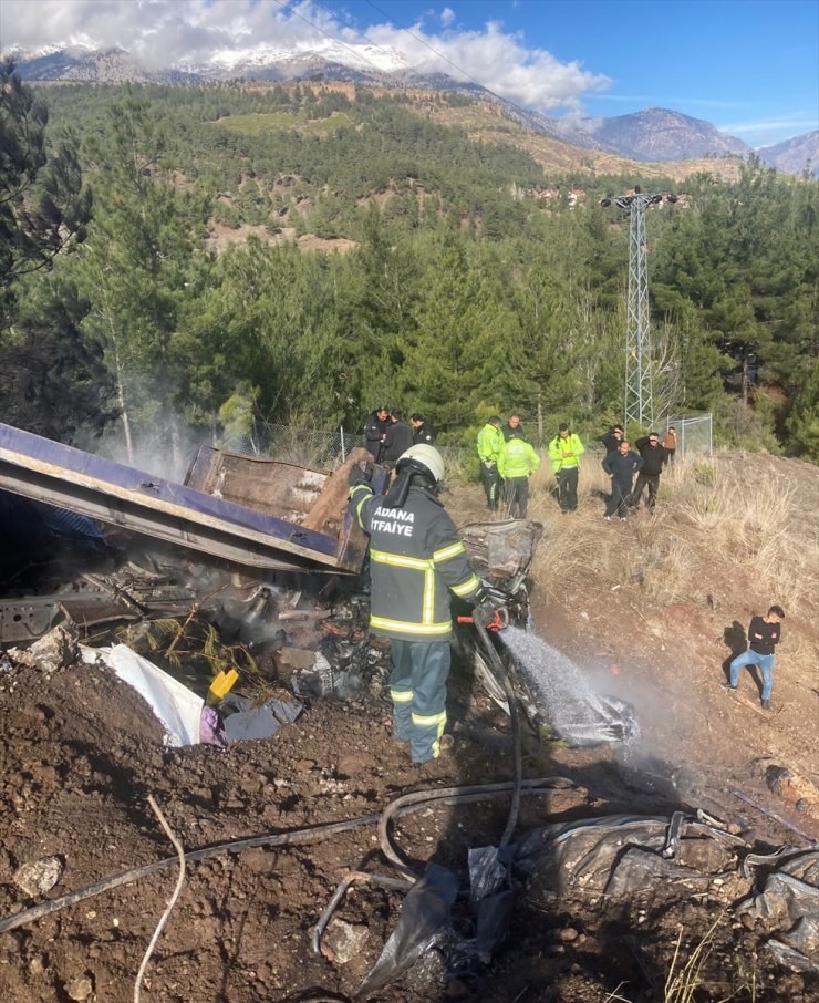 Adana'da devrildikten sonra alev alan tırdaki 1 kişi öldü, 1 kişi yaralandı