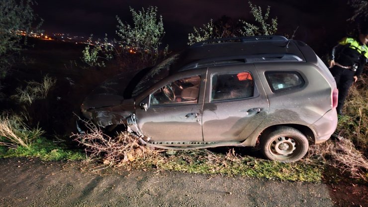 Çorum'da kaza yapan 4 kişi otomobili bırakıp kaza yerinden uzaklaştı