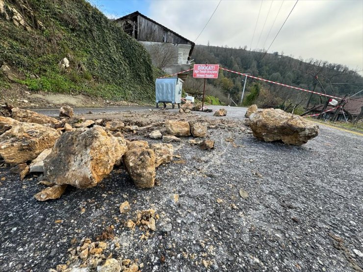 Düzce'de heyelan nedeniyle iki köy arasında ulaşım sağlanamıyor