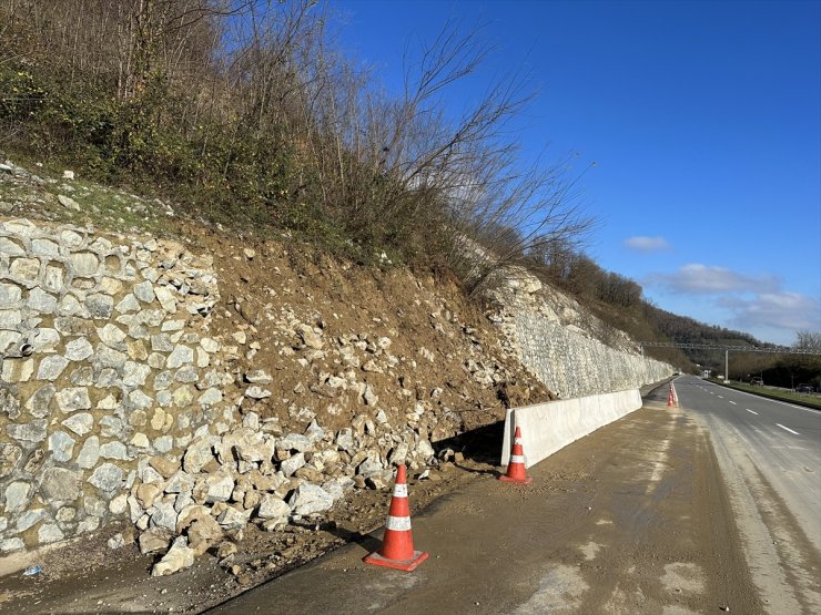 Düzce'deki sağanakta istinat duvarı çöken bağlantı yolunda ulaşım normale döndü