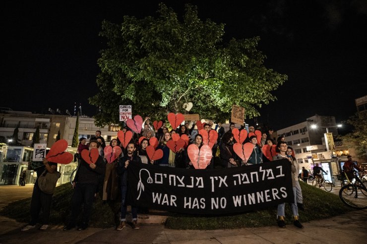 Gazze'de ateşkes talep eden İsrailli aktivistler Tel Aviv'de gösteri düzenledi