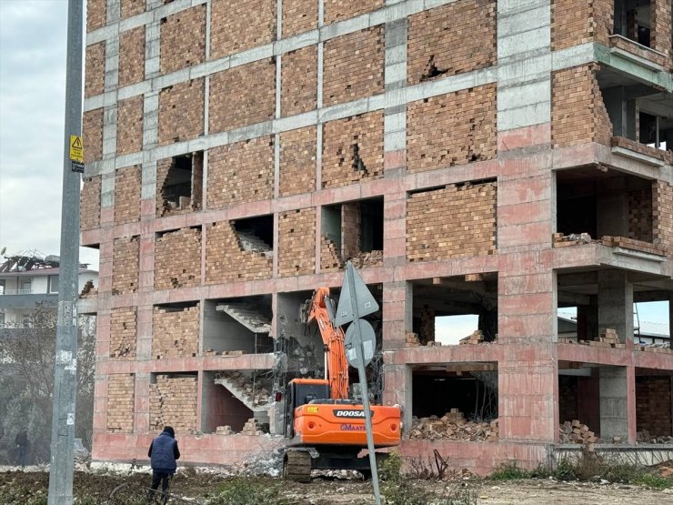 Hatay'da depremlerde hasar alan 3 bina kontrollü yıkıldı