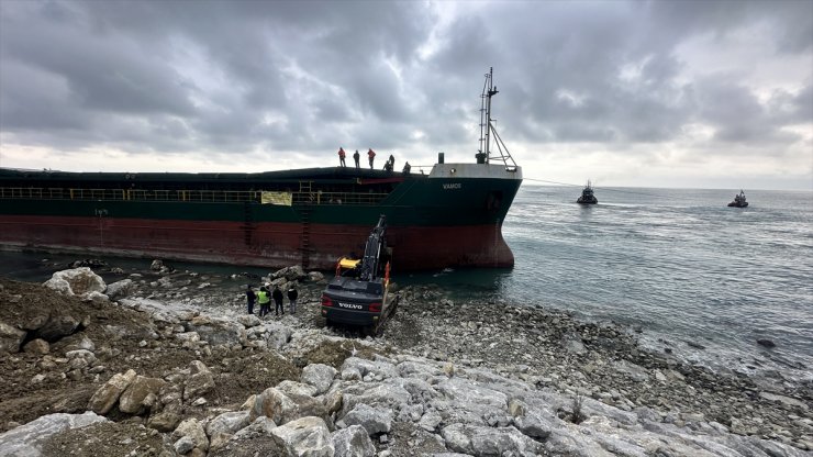 İnebolu'da karaya oturan gemiyi kurtarma çalışmasında ilk deneme başarısız oldu