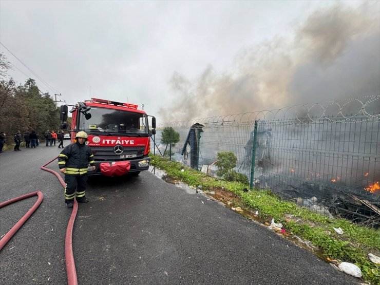 Kocaeli'de lojistik deposunda çıkan yangında soğutma çalışmaları sürüyor