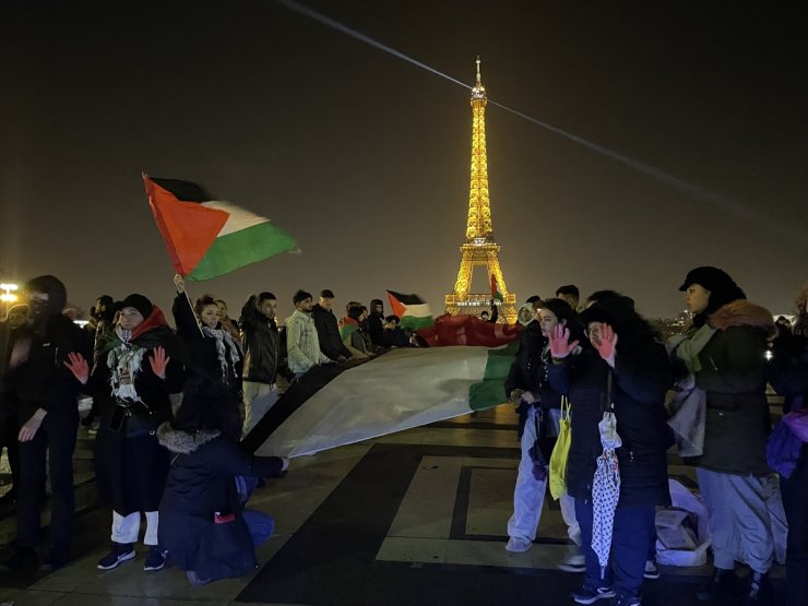 Parisliler, İsrail'in Gazze'de katlettiği sivilleri temsilen yere uzanarak eylem yaptı