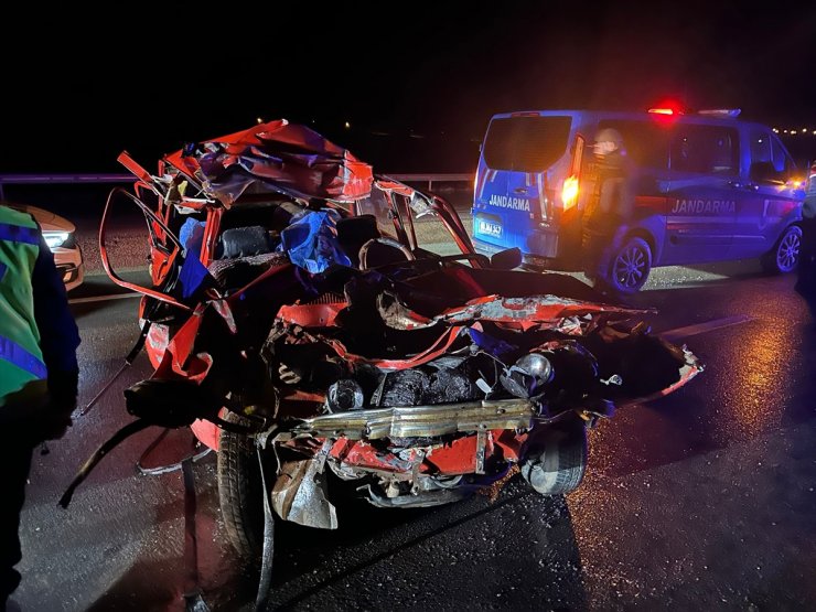 Tokat'ta kamyona arkadan çarpan otomobildeki 2 kişi öldü