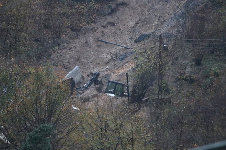 Zonguldak'ta heyelanda göçük altında kalan anne ve oğlun bulunması için çalışma yürütülüyor