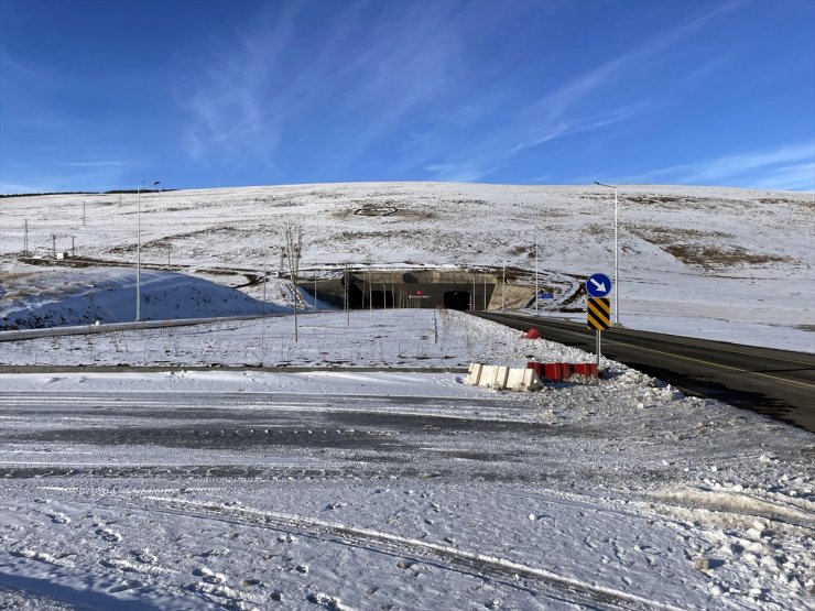 Erzurum ve Kars’ta araç camları buz tuttu, bitkiler kırağıyla kaplandı