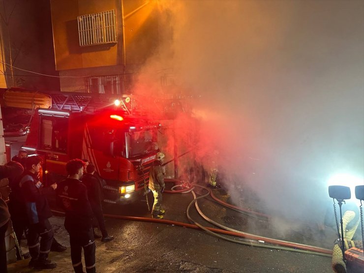 GÜNCELLEME - Beyoğlu'nda ahşap binada çıkan yangın söndürüldü