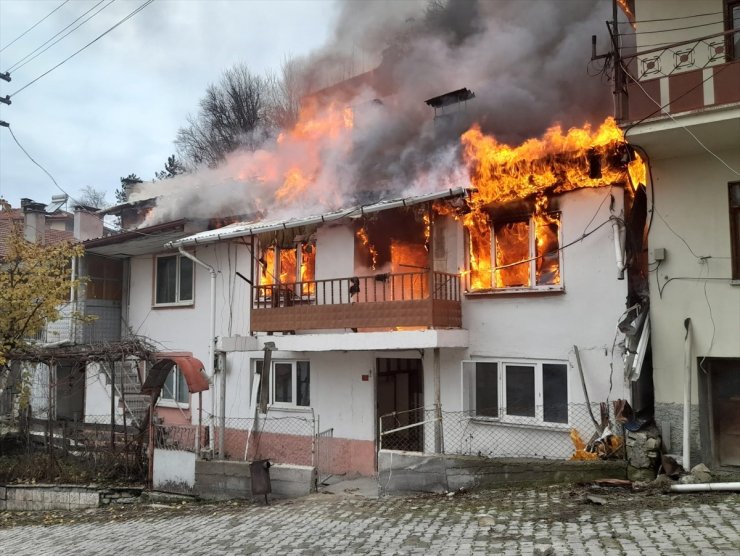 Bolu'da 2 katlı ahşap ev yandı