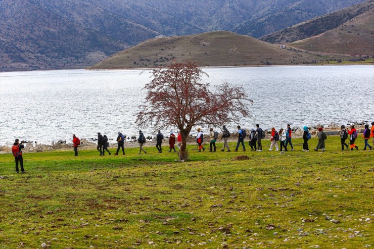 Doğaseverler Van Gölü koylarında yürüyüş yaptı