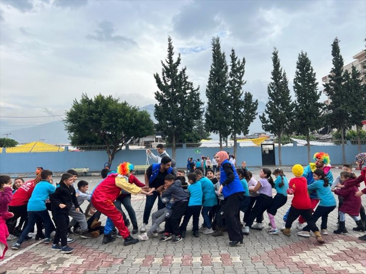 Hatay'da hasarlı binanın yıkımına tanık olan öğrencilere moral etkinliği