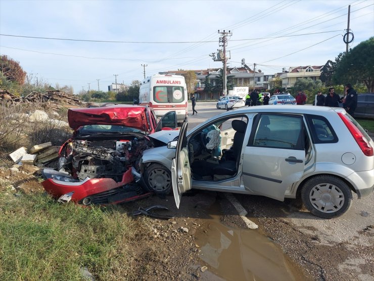 Balıkesir'de iki otomobilin çarpışması sonucu 8 kişi yaralandı