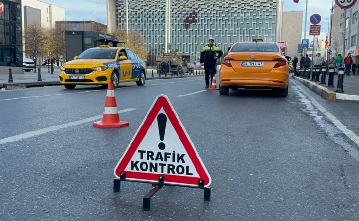 Beyoğlu'nda taksicilere yönelik denetimi yapıldı