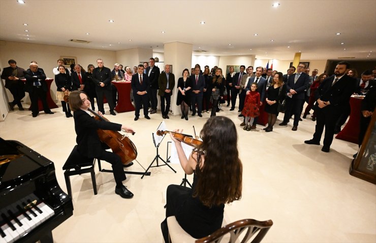 Brüksel'de Türk genç yetenekler mini konser verdi