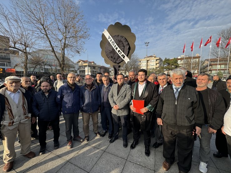 CHP Düzce Milletvekili Talih Özcan'ın açıklamalarına siyah çelenkli protesto