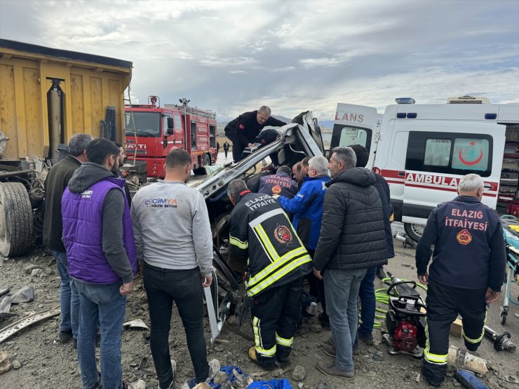 Elazığ'da 2 kamyonun çarpıştığı kazada sürücüler ağır yaralandı