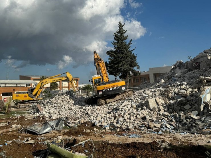 Hatay'da depremlerde hasar alan Karayolları 53. Şubesi Şefliği binası kontrollü yıkıldı