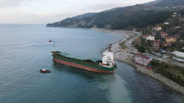 İnebolu'da karaya oturan gemiyi kurtarma çalışmaları sürüyor