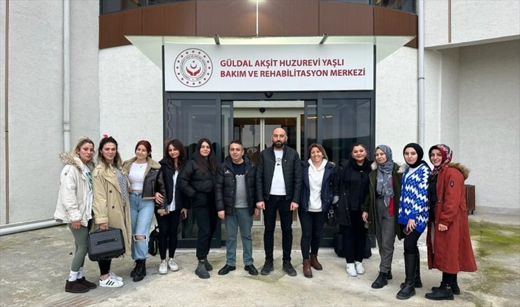 Kastamonu'da kadın kuaförler, huzurevi sakinlerinin kişisel bakımını yaptı